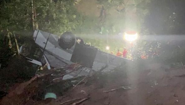 印尼巴士墜入深谷致27死39傷 事故原因疑剎車失靈