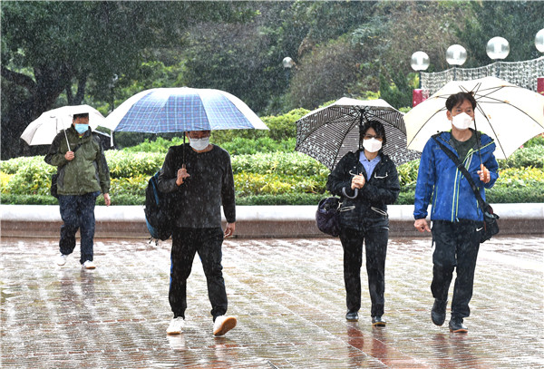 政府在西營盤一幢大廈執行強制檢測公告