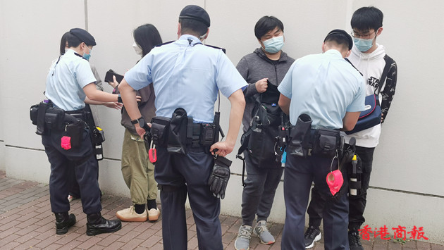 圖片新聞｜西九龍法院外人群聚集 警方現場截查