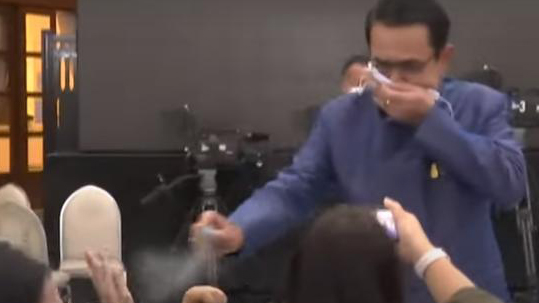 用酒精噴向記者 巴育道歉稱是「開玩笑」