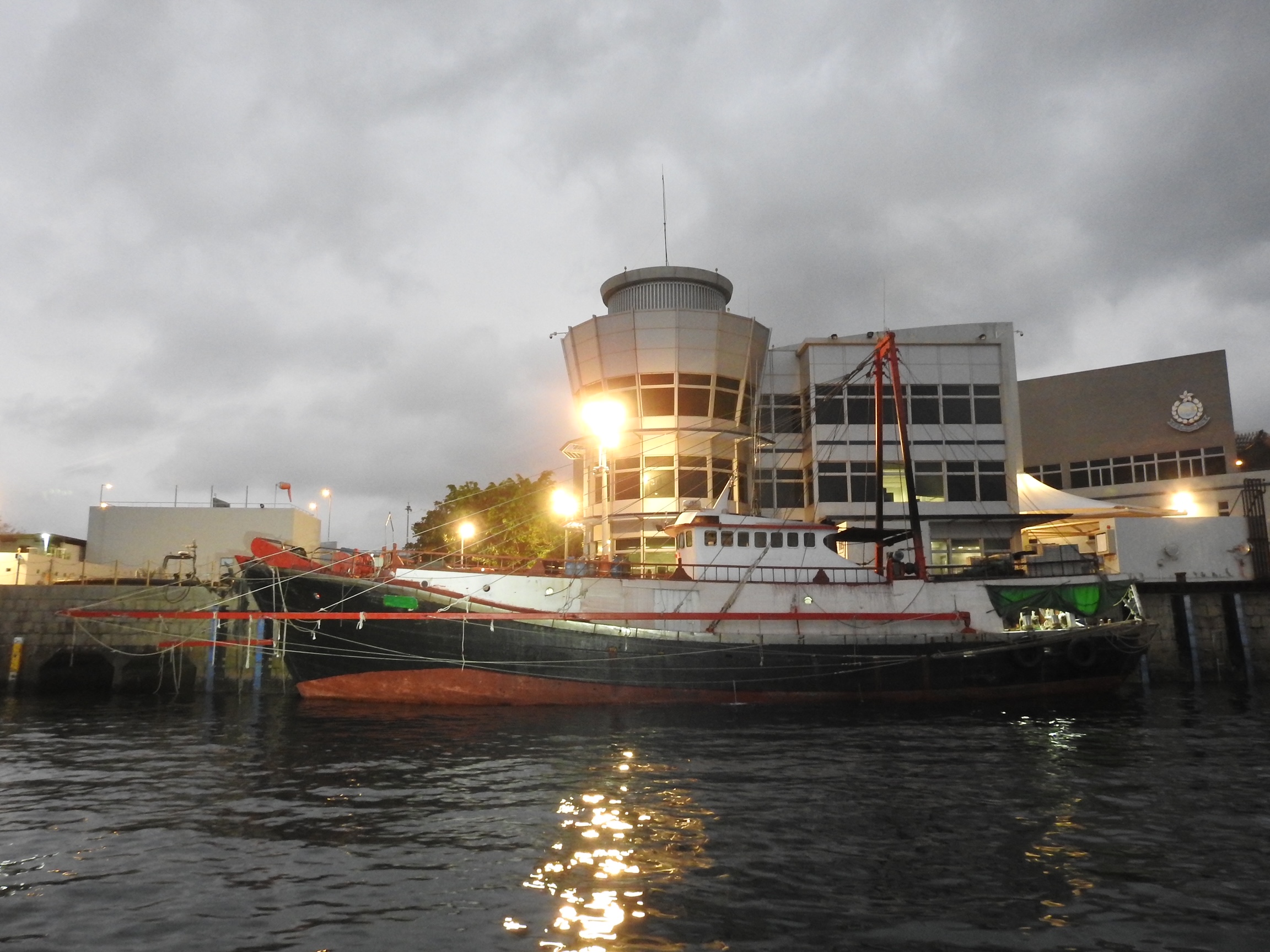 漁農署展開聯合行動 截獲懷疑非法拖網漁船