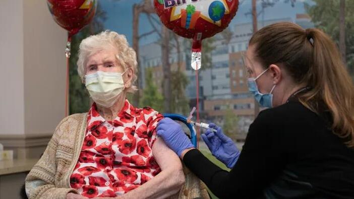 加拿大114歲超級人瑞接種新冠疫苗