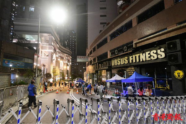 现场直击 | 港府圍封帝景園及薄扶林道多處強檢 冀明早7時完成