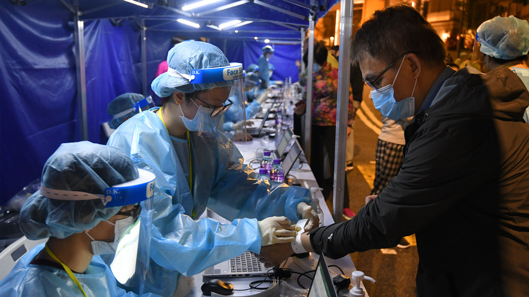 多图｜政府封鎖西營盤及中西區多棟大廈進行強制檢測