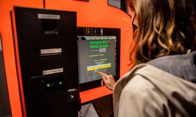 放在加油站熱食店旁 美國設置2.8萬台比特幣ATM