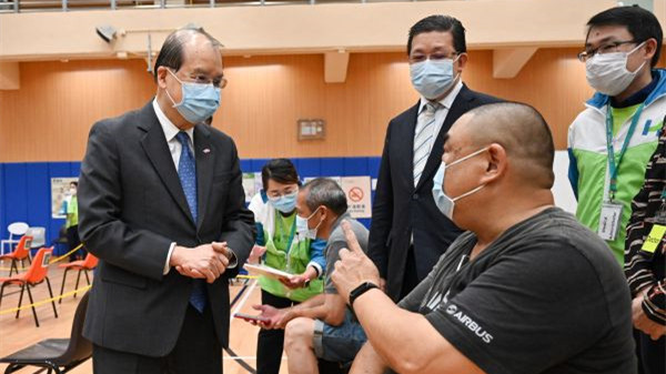 有片 | 張建宗視察社區疫苗接種中心 呼籲優先組別市民盡快接種
