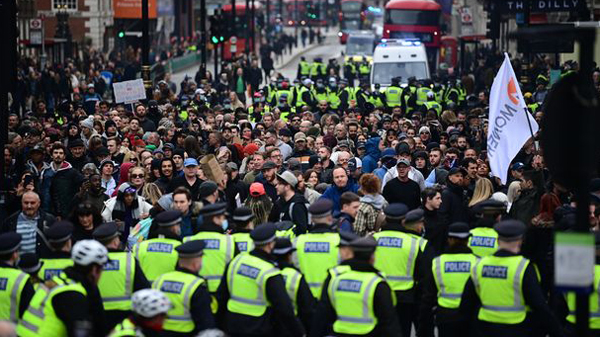 英國倫敦數千人遊行 反對疫情嚴格管控