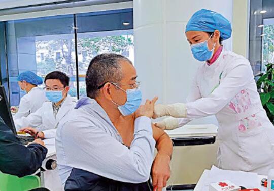 內地新冠疫苗已接種超7495萬劑次 低風險地區持「綠碼」可有序出行