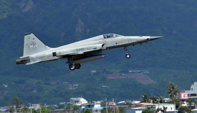 台媒：台軍兩架F-5E戰機發生擦撞墜海 飛行員跳傘生死未卜