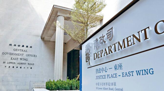 一男子涉律政中心停車場入口毀壞燈箱被捕