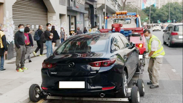 警方東九龍嚴打違泊黑點 發2362「牛肉乾」拖走8車