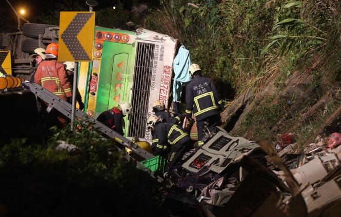 旅遊大巴撞山壁釀45死傷 台交通部召回718輛同廠遊覽車