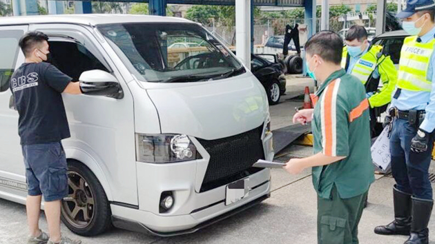 警方港島打擊貨車違例 發822張告票拘1人