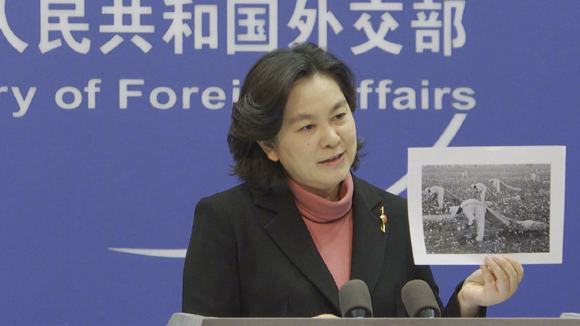 華春瑩拿出照片：中國美國，到底誰在強迫勞動？