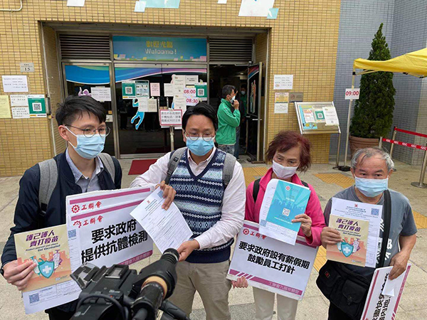 鄧家彪陪同長者接種第二針科興疫苗