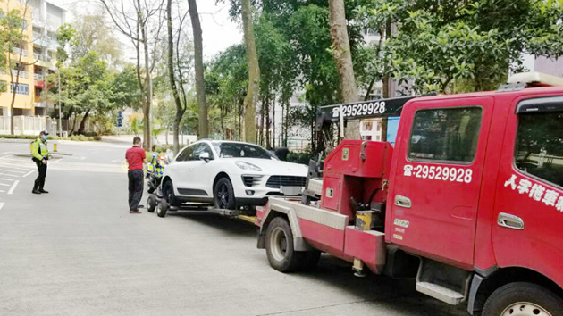 警方新界北打擊違泊 發逾4000張告票拖走3車