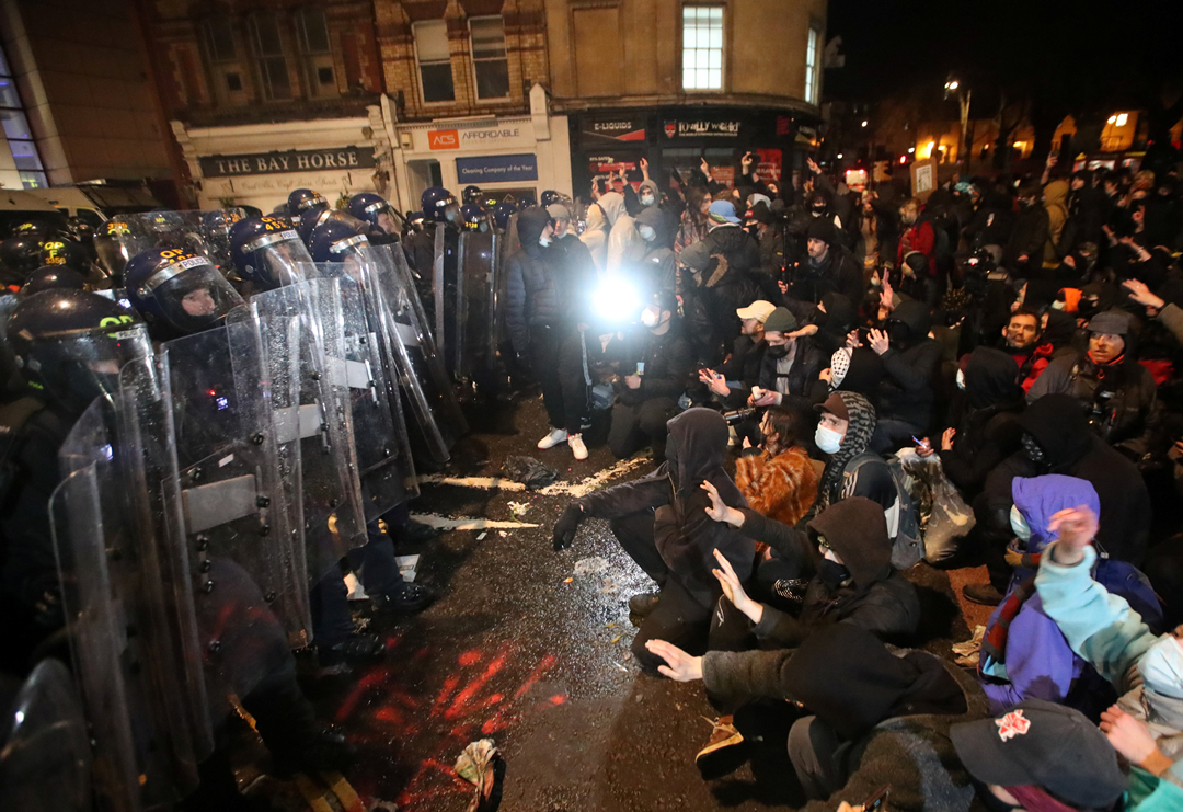 英國多地現反擴警權示威 約翰遜：全力支持警方執法