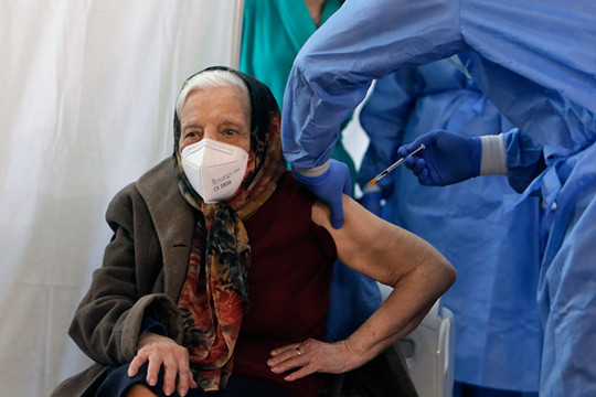 羅馬尼亞人瑞完成新冠疫苗接種