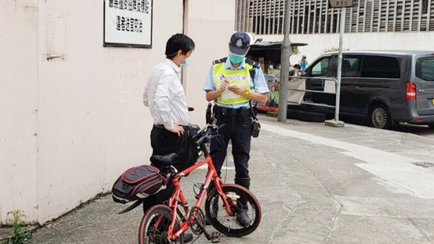 警方屯門打擊單車違例 發32張告票