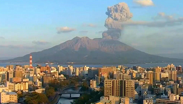 日本諏訪之瀨島火山噴發 大石拋飛數百米外