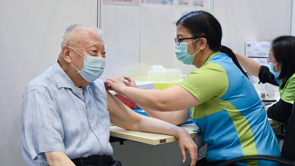 有片 | 董建華梁振英等人今日接種第二針科興新冠疫苗