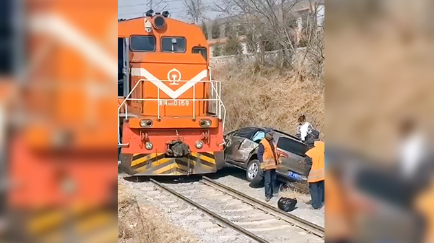 遼寧葫蘆島一火車與私家車相撞 事故造成一人受傷