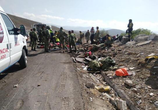 墨西哥一軍車發生側翻 2名士兵死亡20餘人受傷