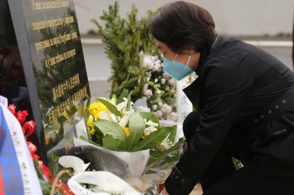 中國駐塞爾維亞大使館憑吊在北約轟炸中犧牲的三位烈士