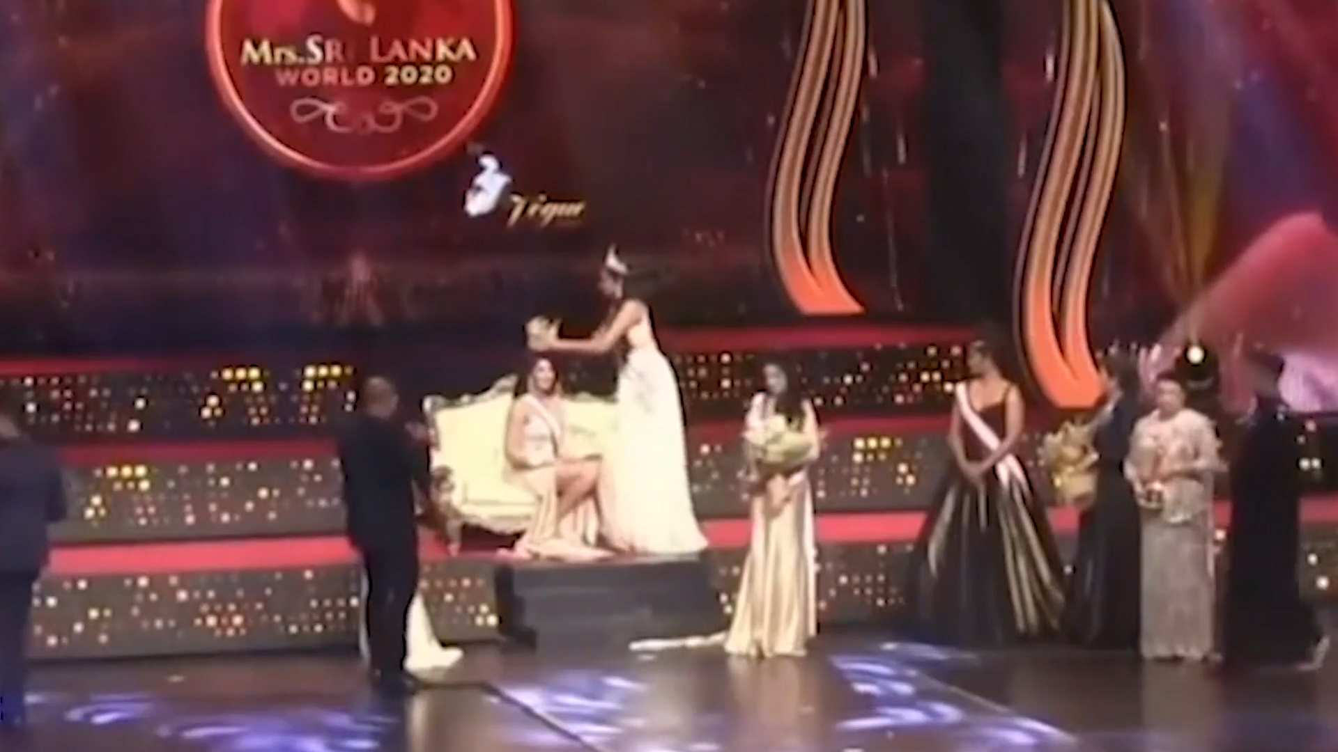 有片丨斯里蘭卡選美皇后被當場奪下皇冠