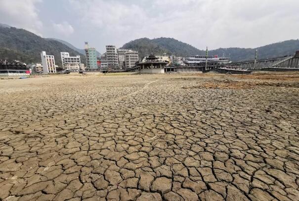 台灣遇56年來最大旱災 日月潭底乾枯龜裂如沙漠