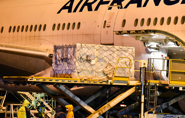 中國援助的新冠疫苗運抵喀麥隆