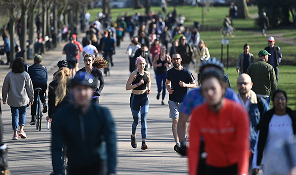 全球新冠累計確診超1.35億 英學者稱英國將實現「群體免疫」