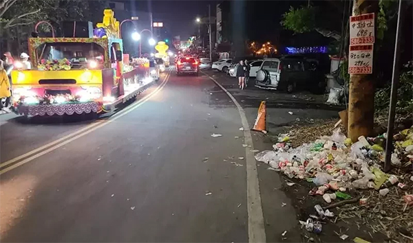 台中大甲媽祖遶境湧信眾 路上滿地垃圾髒到爆