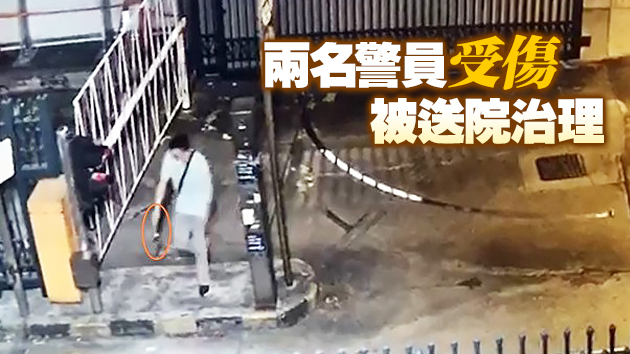 有片｜男子持鐵錘闖觀塘警署襲警 警員噴胡椒劑制服
