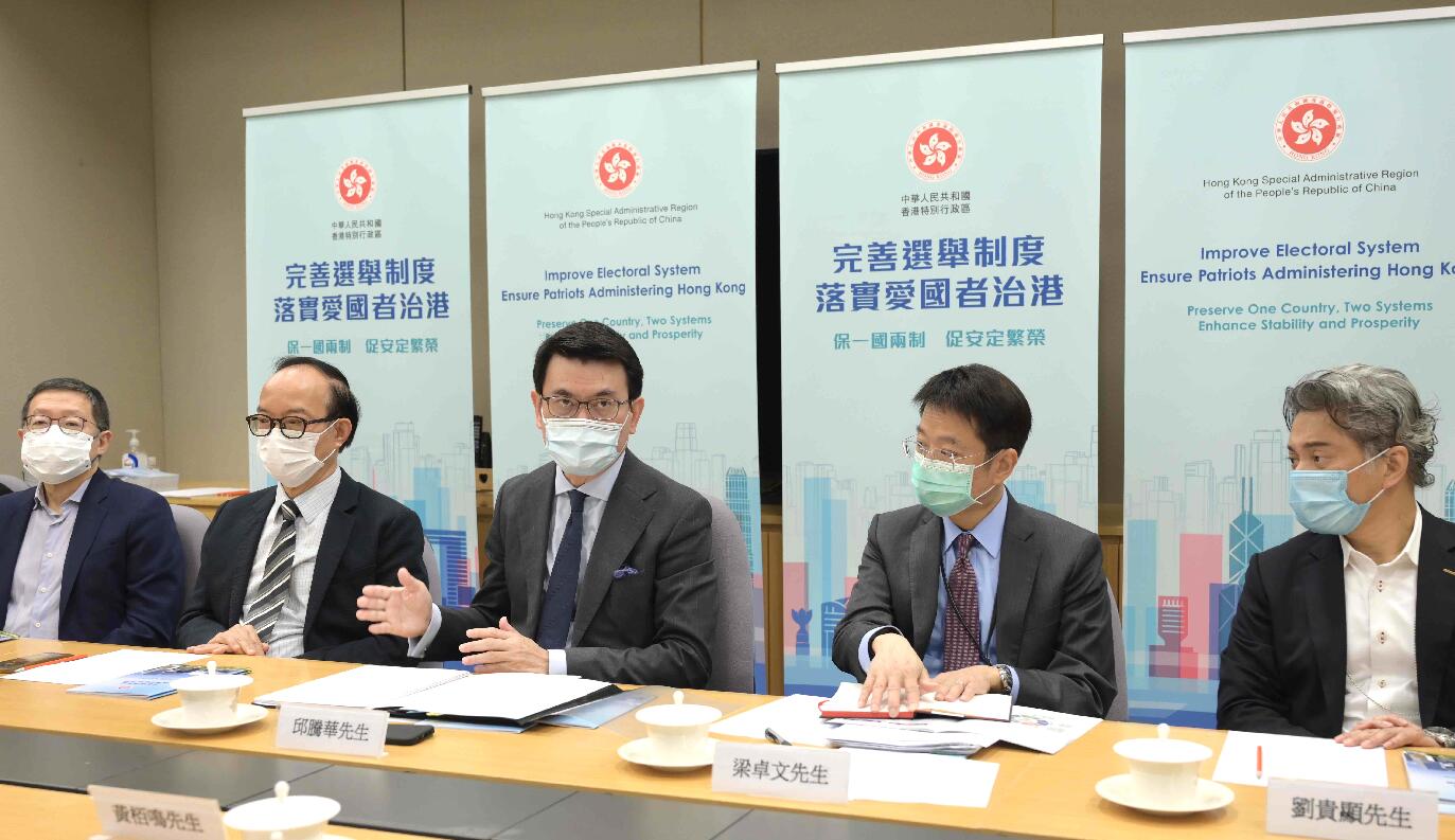 邱騰華與廣播電影音樂演藝界等代表會面 解說完善香港選舉制度 