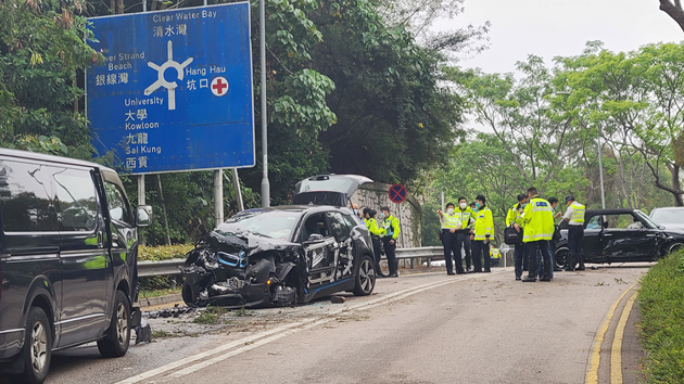 將軍澳5車相撞 七旬司機及女乘客命危