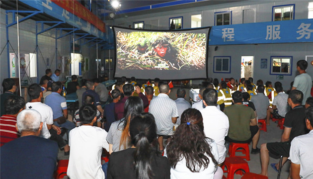 【中共百年 深圳故事】深坂田街道紅色電影進工地 百餘工友享文化大餐