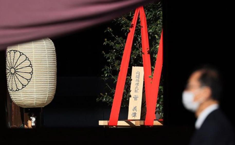 日本首相菅義偉向靖國神社供奉祭品