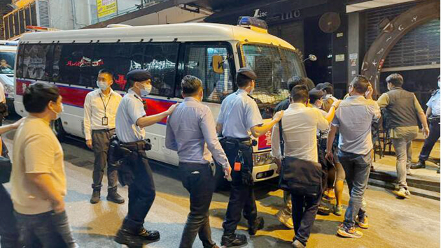 警方中區德己立街搗破無牌酒吧 拘11人