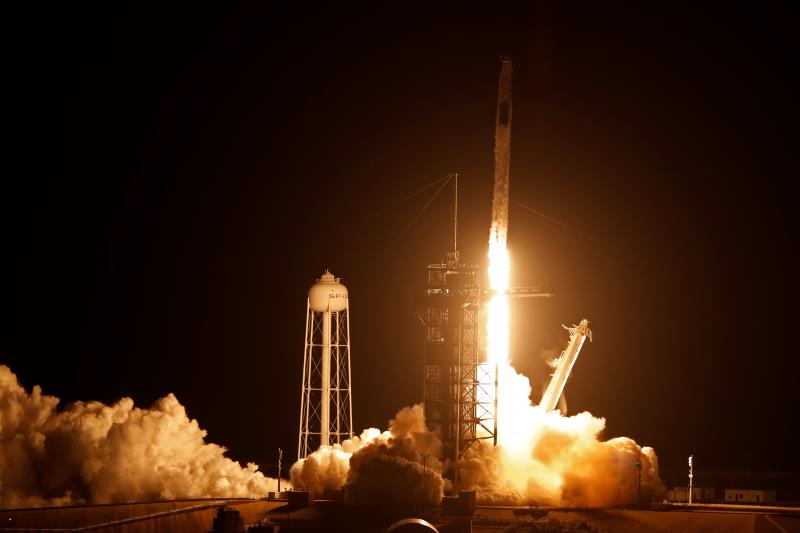 SpaceX載人飛船搭載4名太空人發射升空