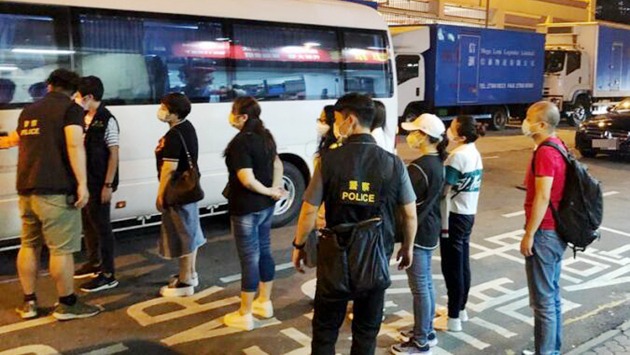 警方紅磡冚非法賭檔 拘女負責人及11名賭客
