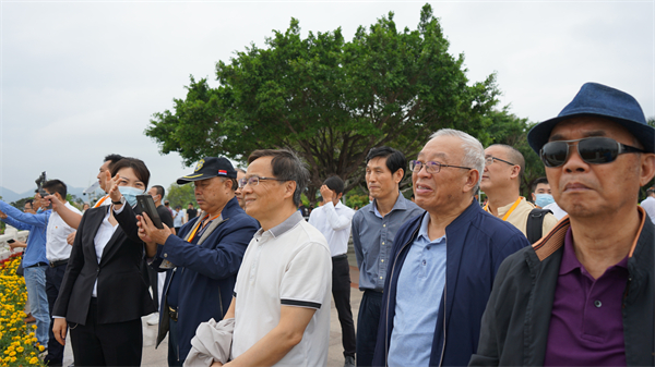 著名作家採風團點讚深圳蓮花街道