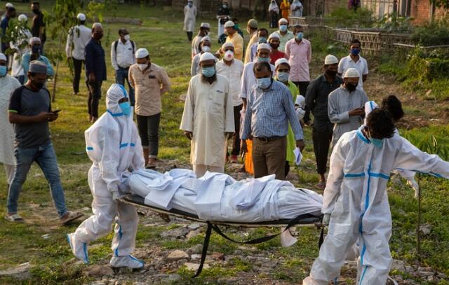 印度單日新增確診超35.2萬 再破紀錄