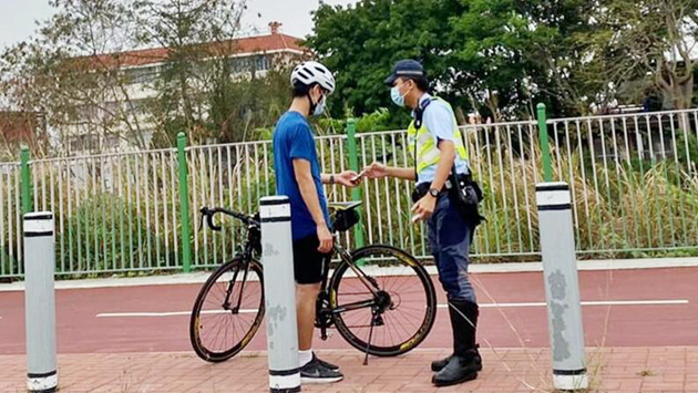 警方屯門元朗打擊單車違例 共發85張告票