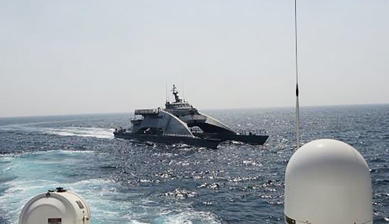 美軍船艦在波斯灣向伊朗革命衛隊船隻開火示警