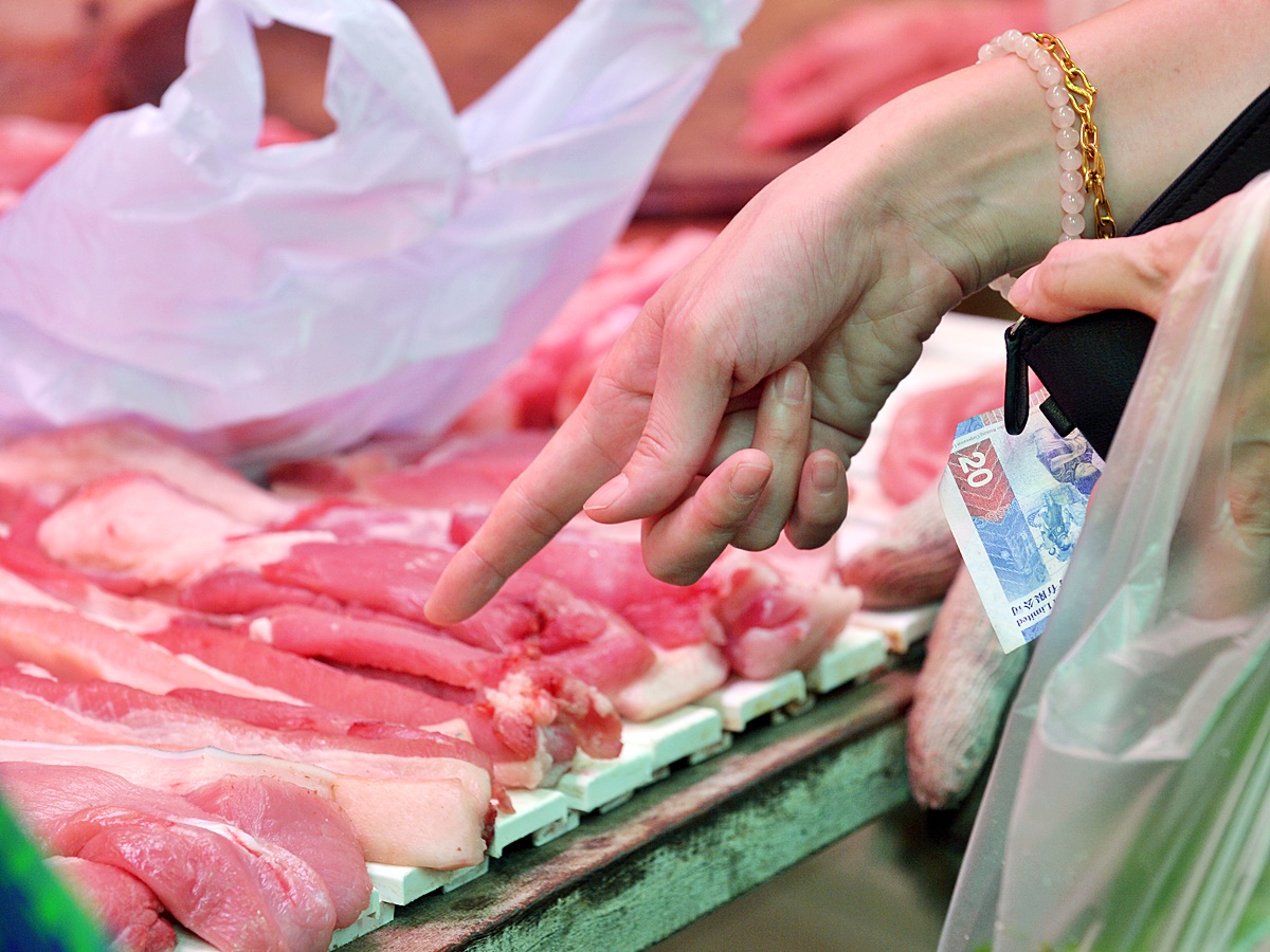 食環署打擊新鮮糧食店懷疑以冰鮮肉充當新鮮肉出售