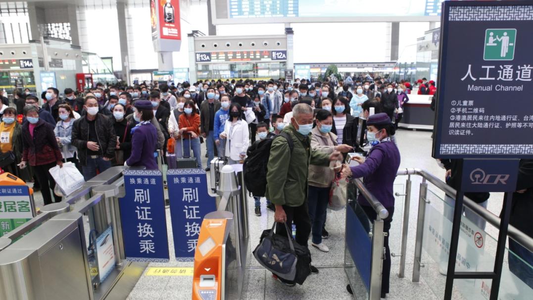 「五一」首日內地客運量達5826.71萬人次 長三角鐵路單日發送旅客量創新高