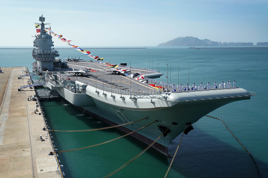 山東艦航母編隊在南海開展海上訓練