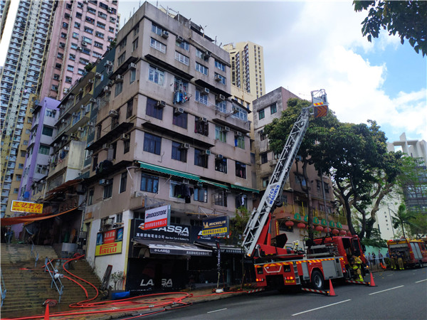 慈雲山一居民樓發生火警 消防員約20分鐘將火救熄