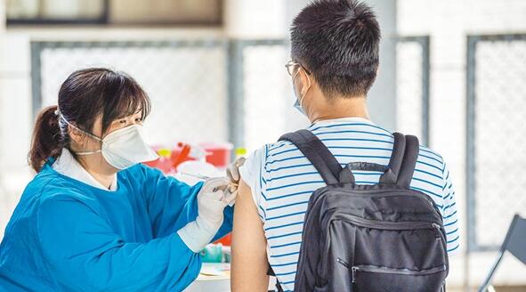 島內近8萬劑AZ疫苗恐逾期報廢 專家建議開放全民接種